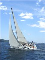 Yachtcharter - Sportliche Segelyacht am Meer auf Am-Wind-Kurs